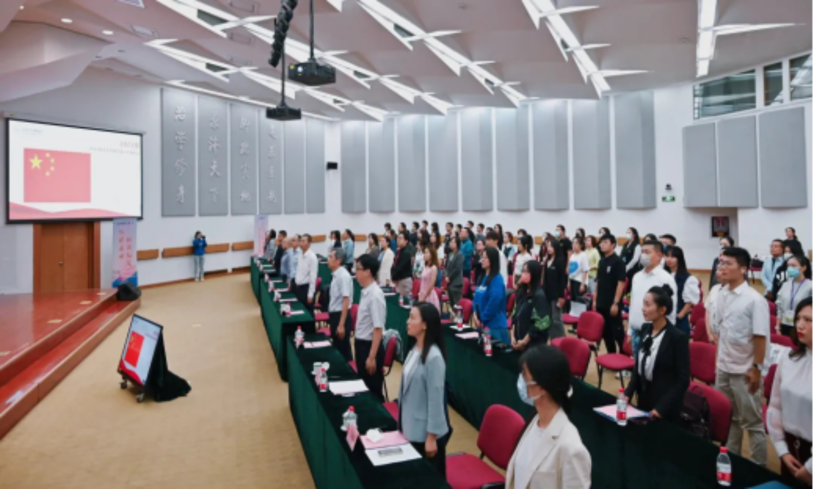 大厅里的人们

描述已自动生成